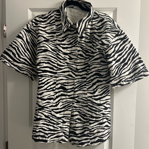 ASOS DESIGN denim short sleeve top with cinch waist in zebra print-part of a set - Picture 3 of 4